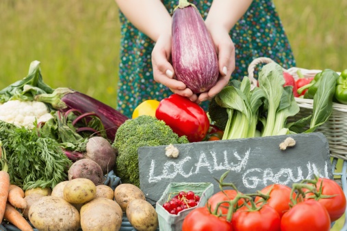 farmers_market_vegetables_450798979