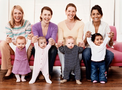 moms_with_babies_at_second_hand_clothing_store